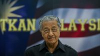 Malaysia Mahathir secara tak terduga berhenti sebagai perdana menteri – tetapi ia bisa kembali