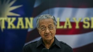 Malaysia Mahathir secara tak terduga berhenti sebagai perdana menteri – tetapi ia bisa kembali