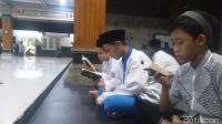 Gus Sholah Wafat, Santri Tebuireng Baca Al-Qur’an Berjemaah