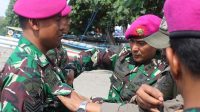 Prajurit Puslatmar Kodiklatal Latihan Selam Dasar dan Possi di Pasir Putih Situbondo