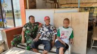 Kemanunggalan TNI – Rakyat, Babinsa Kodim 0803/Madiun Komsos Dengan Warga