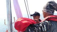 KRI Layaran Ganti Bendera Merah Putih Yang Sobek Di Karang Unarang