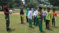 Kekurangan Guru, Sertu Deni Arya Bantu Mengajar di Sekolah Perbatasan