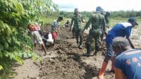 Satgas Pamtas Yonif Raider 142/KJ Bersama Warga Bangun Irigasi Baru di Maumutin