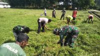 Manunggal Dengan Rakyat, Satgas Pamtas Yonif Raider 142/KJ Ajak Warga Bergotong-royong