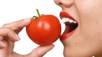 3 Tips Memanfaatkan Tomat Sebagai Skincare Alami