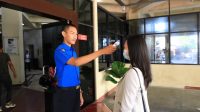 Mengurangi Penyebaran COVID-19, BP Batam Cek Suhu Tubuh Pegawai dan Pengunjung