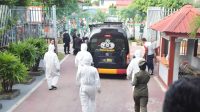 Subden KBR Detasemen Gegana Satbrimob Polda Kepri Semprot Desinfektan di Lapas Kelas II A Batam