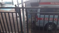 Petugas dengan APD Larikan Walkot Tanjungpinang ke RSUD Kepri
