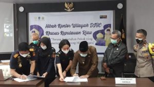 BC Kepri hibahkan bahan kebutuhan pokok kepada pemerintah daerah