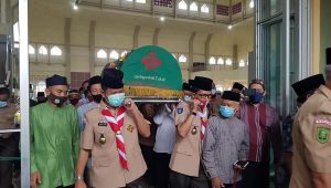 Imam Masjid Agung Berpulang, Rudi dan Amsakar Turut Gotong Keranda
