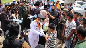 Peringatan HUT Kemerdekaan RI, Bupati Harris Serahkan Masker Bagi Masyarakat