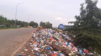 Jorok! Sampah Menumpuk di Pinggir Jalan Sei Nayon Bengkong