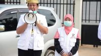 Berpanas-panasan Isdianto-Suryani Dampingi Relawan Aksi Freeze Mob