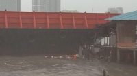 Cuaca Buruk, Tongkang Hanyut Menabrak Lokasi Pemukiman Warga di Tanjung Uma Batam