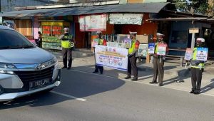 Satlantas Polres Kobar Rutin Sosialisasi Prokes Dan Kamseltibcar Lantas