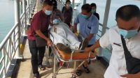 Polsek KKP Batam Bantu Penumpang Kapal Yang Hendak Di Rujuk Ke RSBP Batam