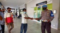 Polsek KKP Batam Bagikan Takjil Berbuka