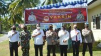 Kapolres Natuna Berikan Tambahan Vitamin Kepada Petugas Vaksinator Yang Membantu Kegiatan Vaksinasi