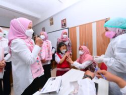 First Lady Iriana Inspects Vaccination Program for Children, Hands over Social Aid in Bandung
