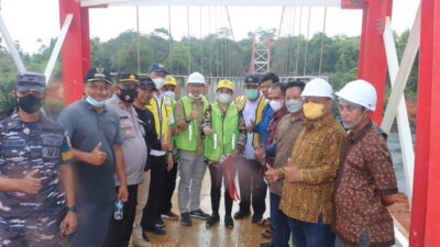 Wakil Bupati Natuna, Bersama DPR RI Resmikan Jembatan Gantung Segeram
