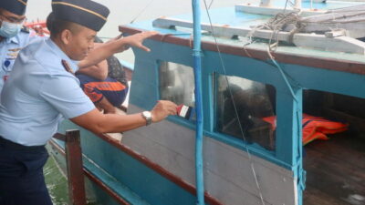 HUT TNI AU  Ke 76, Komandan Lanud RSA Hiasi Kapal Nelayan