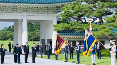 President Jokowi Visits Seoul National Cemetery