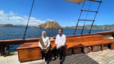 President Jokowi, First Lady Sail to Komodo National Park on Phinisi Boat