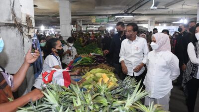President Jokowi, First Lady Distribute Social Assistance at Petisah Market