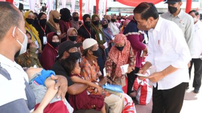 President Jokowi Distributes Assistances in Bengkayang, W. Kalimantan Province