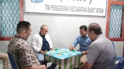 Dihadapan Warga Kecamatan Bukit Intan, Wali Kota Molen Peragakan Strategi Jitu Permainan Gaple
