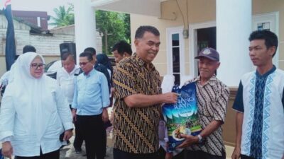 Dampingi Wagub dan Walikota Batam, Bupati Natuna Serahkan Bantuan Beras Ke Masyrakat