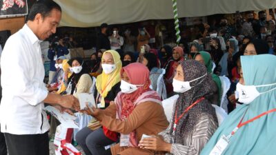 Presiden Jokowi Bagikan Bansos di Pasar Muntok Bangka Barat