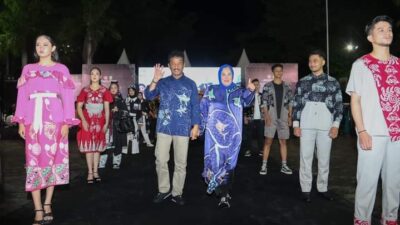 Bersama Sang Istri, Rudi Hadir di Acara Batam Batik Fashion Week
