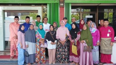 Didampingi Sekda, Rodial Huda Salurkan Bantuan Bagi Pelaku Usaha Mikro