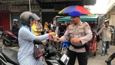 Pengendara Patuh Aturan Lalin dan Masyarakat di Pelabuhan Kempang dapat Bingkisan Takjil dari Satpolairud