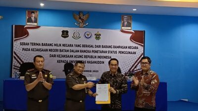 Kajati Kepri Menyaksikan Penyerahan Hibah 1 Unit Kapal, Barang Rampasan Kejari Batam
