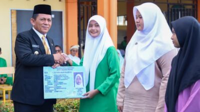 Gubernur Ansar Serahkan KTP-El kepada Siswa, Upaya Wujudkan Satu Data dan Penuhi Hak Konstitusi