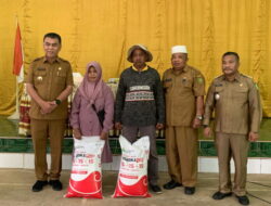Bupati Wan Siswandi Serahkan Bantuan Pupuk di Kecamatan Batubi
