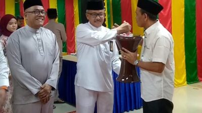 Sekda Kota Batam Berikan Bantuan Alat Musik dan Seragam kepada Yayasan