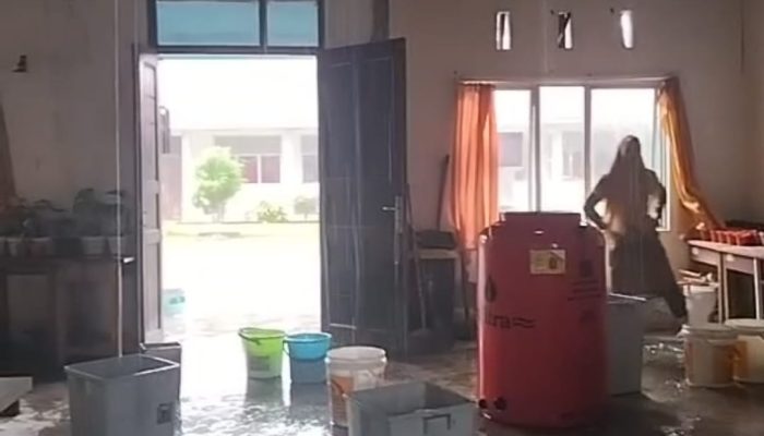 Atap Ruang Guru SDN 009 Sekupang Bocor, Potret Miris Sekolah di Pulau Seraya