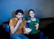 Orang yang Sering Menonton Ulang Film Sama Punya 10 Ciri Kepribadian Unik Ini