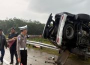 Sopir Terbawa Nafsu, Fortuner Terbang Hantam Pembatas Tol Pekanbaru-Bangkinang