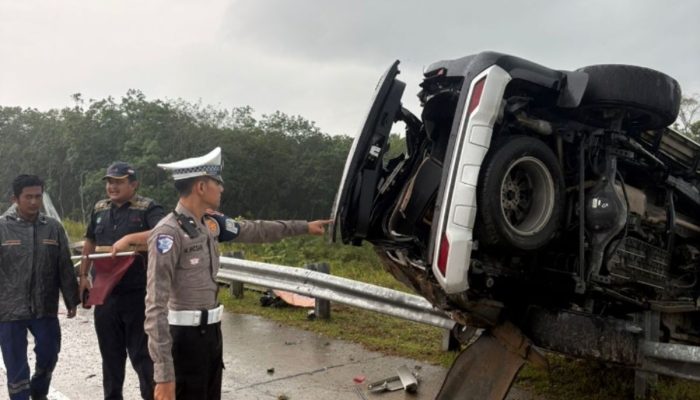 Sopir Terbawa Nafsu, Fortuner Terbang Hantam Pembatas Tol Pekanbaru-Bangkinang