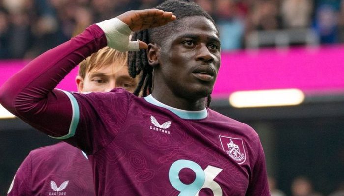 Sorakan Penonton Hiasi Aksi Berlutut di Burnley vs Leeds, Dominic Calvert-Lewin Menolak!
