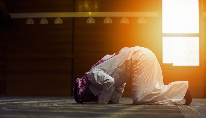 Shalat Sendirian, Ingin Jadi Imam? Ini Aturannya!