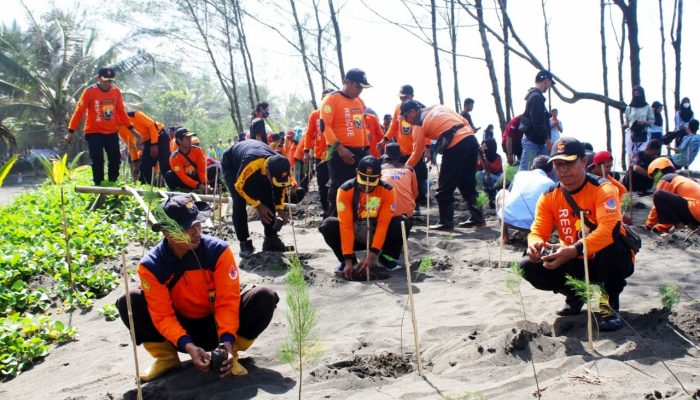 Lanal Tegal Ajak Warga Tanam 1.500 Pohon Cemara Laut untuk Lindungi Pesisir