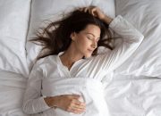 5 Tips Tidur Nyenyak, Jauhi Penggunaan HP Malam Hari