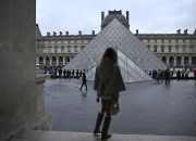 Wanita Tersangka Perampokan Museum Louvre Menangis di Persidangan, Khawatirkan Anaknya