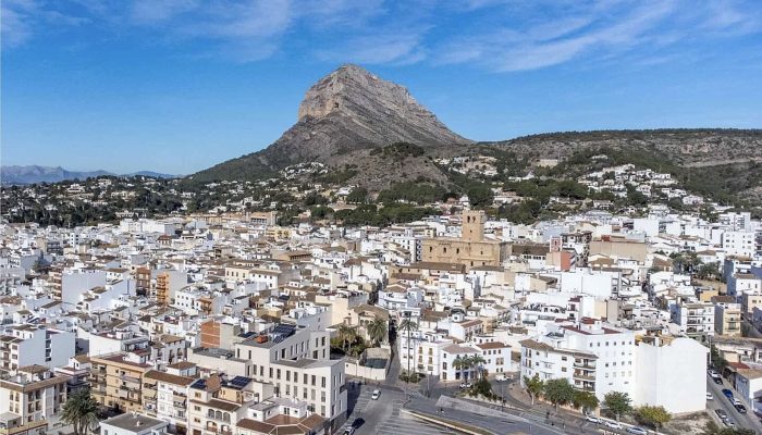 British Man Found Dead Between Parked Cars in Costa Blanca Resort